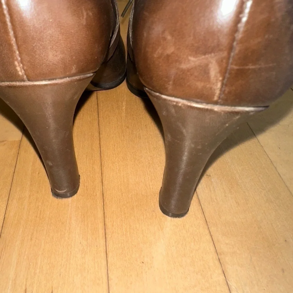Banana Republic Brown Tie/ buckle bootie, 6.5. GD983